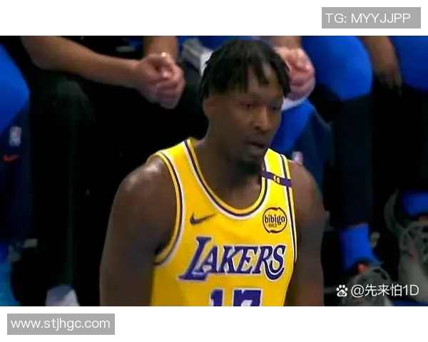 2012年NBA季后赛湖人与雷霆第三场激战回顾与精彩瞬间分析